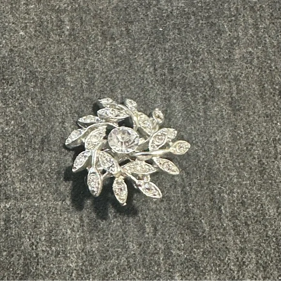 Vintage Silver Tone Floral Wreath Rhinestone Statement Brooch Bright White‎ - Picture 3 of 3
